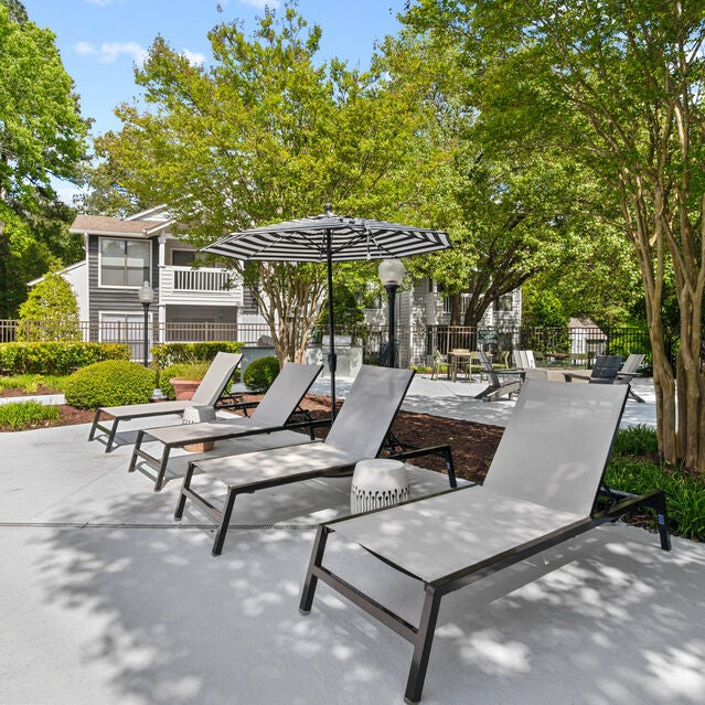 The Bailey Apartments - Poolside Lounge Seating
