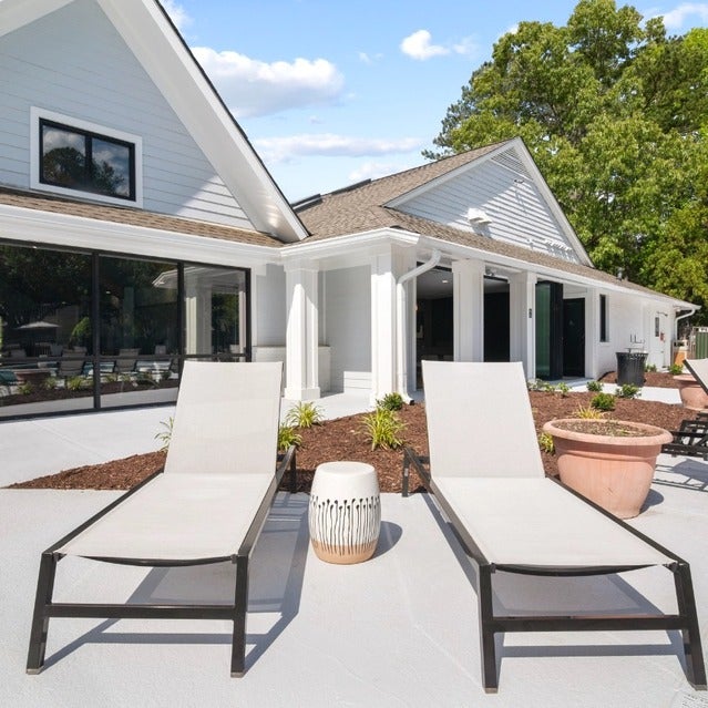 The Bailey Apartments - Poolside Lounge Seating